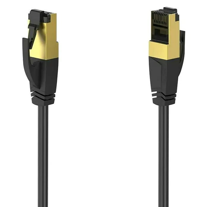 Hama Netzwerk-Kabel - CAT8, Länge: 0,5 m, Schwarz, RJ45-Stecker, Bis zu 40 Gbit/s - Nahaufnahme von zwei schwarzen Ethernet-Kabeln mit vergoldeten Steckern vor einem schwarzen Hintergrund.