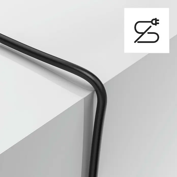 Hama Netzwerk-KabelCAT8, Länge: 5 m, Schwarz, RJ45-Stecker, Bis zu 40 Gbit/s - Nahaufnahme eines gebogenen schwarzen Metallrohrs auf einer weißen Oberfläche, mit einem Stromkabel-Symbol in der Ecke.