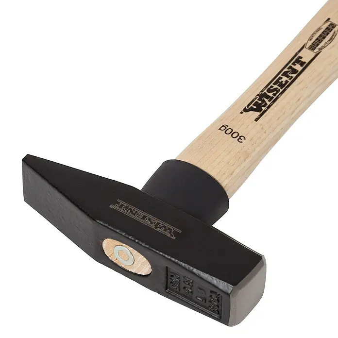 Wisent Schlosserhammer - 300 g, Holz Hickory - Nahaufnahme eines WISENT Schlosserhammers mit einem Gewicht von 300g und einem robusten Holzgriff für präzise Arbeiten.
