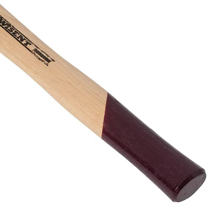 Wisent Schlosserhammer - 500 g, Holz Hickory - Nahaufnahme von einem Axtstiel aus Holz, dessen unteres Ende dunkelrot lackiert ist, Marke Wisent.