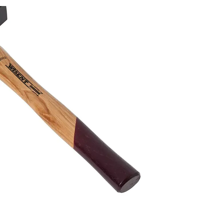 Wisent Martillo de cerrajero - 800 g, Acero, Mango de madera nogal - Primer plano de un mango de hacha de madera con el logo de Wisent, parcialmente teñido de marrón. La herramienta es robusta y apta para carpintería.