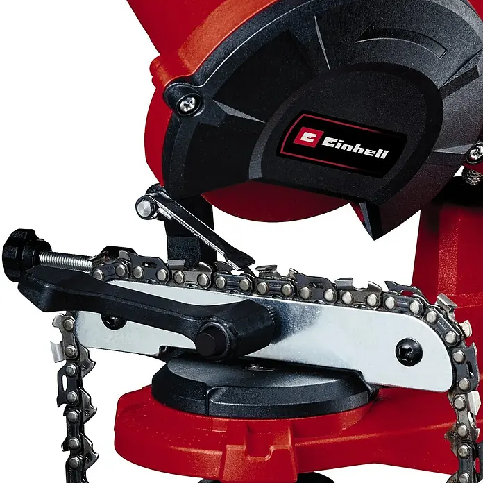 Einhell Sägekettenschärfgerät GC-CS 85 E - Mit Tiefenbegrenzung, Kettenspannvorrichtung, inklusive Schleifscheibe - Nahaufnahme eines Kettenschärfgeräts mit roter Basis und schwarzer Schleifscheibenabdeckung, das eine Kette mit silbernen Gliedern schärft.