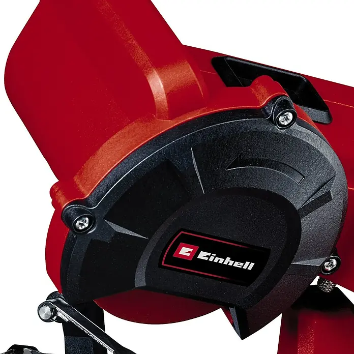 Einhell Sägekettenschärfgerät GC-CS 85 E - Mit Tiefenbegrenzung, Kettenspannvorrichtung, inklusive Schleifscheibe - Detailaufnahme einer Einhell-Maschine mit rotem Gehäuse und schwarzer Abdeckung, auf der das Einhell-Logo prangt.