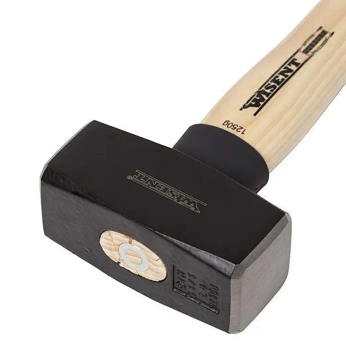 Wisent Mazo - 1.250 g, Acero - Primer plano de un martillo WISENT negro de alta resistencia con mango de madera, diseñado para trabajos pesados.