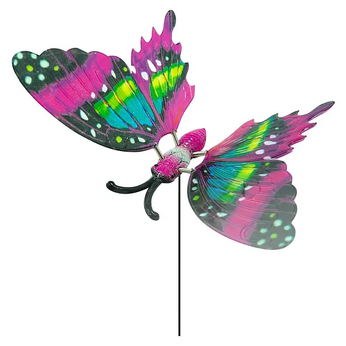 Pflanzenstecker Schmetterling - L x B x H: 15 x 21 x 60 cm, Kunststoff, Rosa - Nahaufnahme eines dekorativen pinken und blauen Schmetterlings Garteneinsatzes mit schwarzen Akzenten und einem schlanken Stab auf schwarzem Hintergrund.