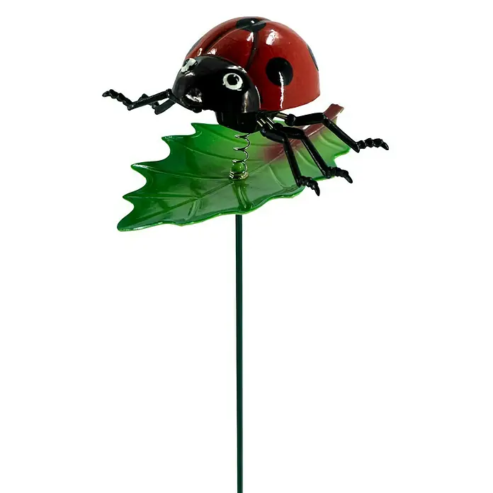 Pflanzenstecker Marienkäfer - L x B x H: 13 x 10 x 50 cm, Metall, Marienkäfer - Nahaufnahme einer dekorativen Gartenfigur mit einem Marienkäfer auf einem grünen Blatt, montiert auf einem Stab.