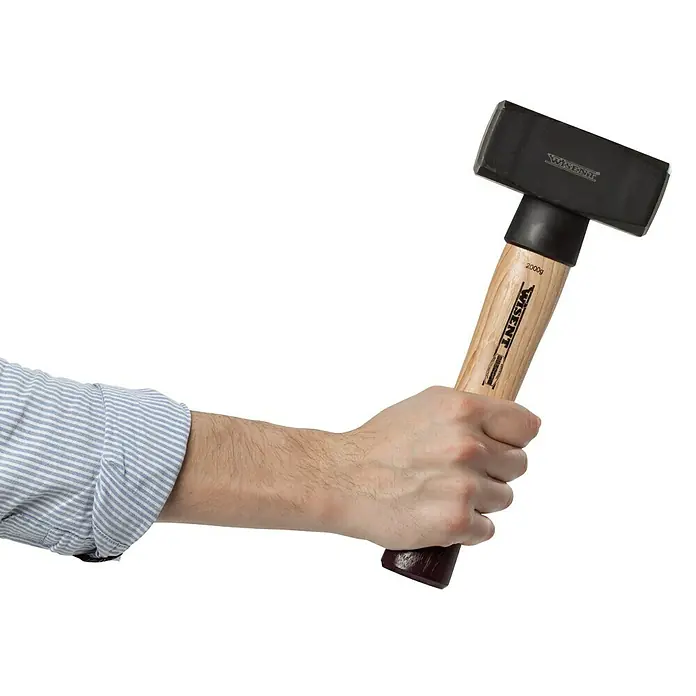 Wisent Mazo - 2.000 g, Acero - Primer plano de un hombre que sostiene un mazo negro WISENT con mango de madera en su mano.