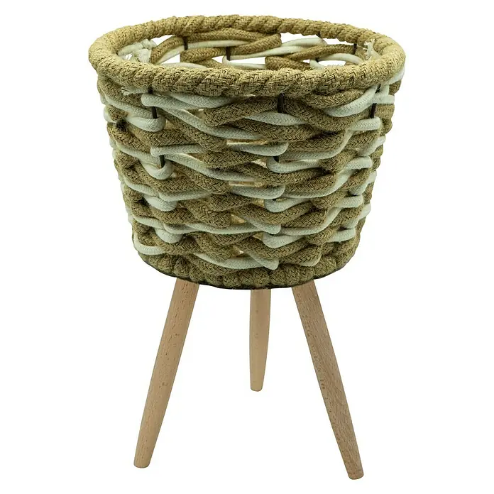 Pflanzkorb Natur - Ø x H: 30 x 54 cm, Naturmaterialien, Natur/Weiß - Nahaufnahme eines rustikalen Übertopfs mit drei Holzbeinen, geflochten aus braunem und cremefarbenem Seil.