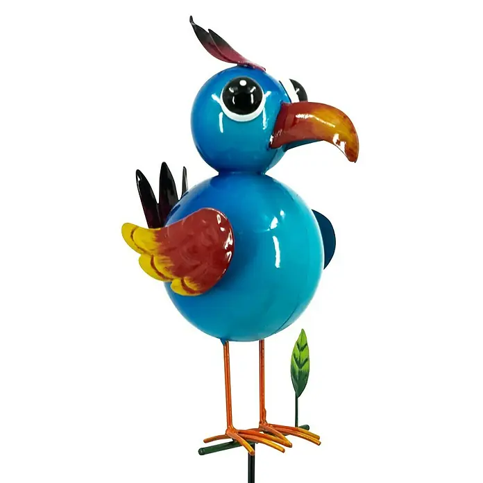 Pflanzenstecker Vogel - L x B x H: 14 x 9 x 71,5 cm, Metall, Blau - Detailaufnahme einer skurrilen, blauen Gartenfigur in Vogelform mit rotem Schnabel und Federn auf einem schwarzen Hintergrund.