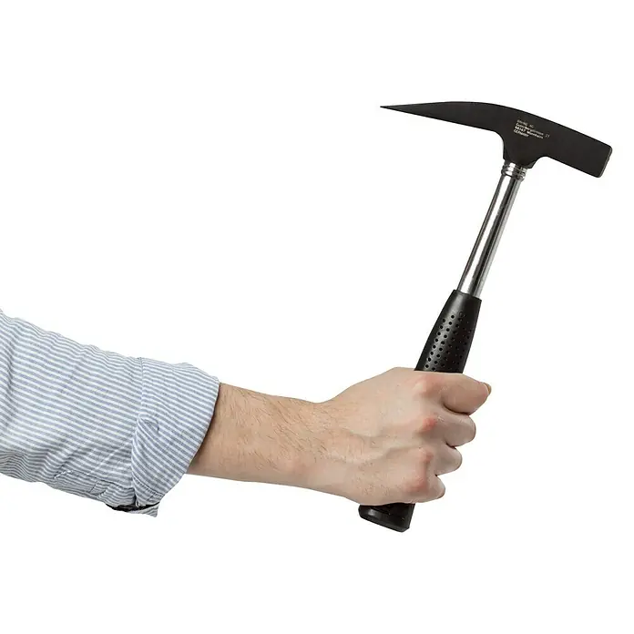 Wisent Zimmermannshammer - 600 g, Stahlrohr, Magnetischer Nagelhalter - Hand hält einen robusten Geologenhammer mit schwarzem Griff und Stahlkopf, ideal für Feldarbeiten.