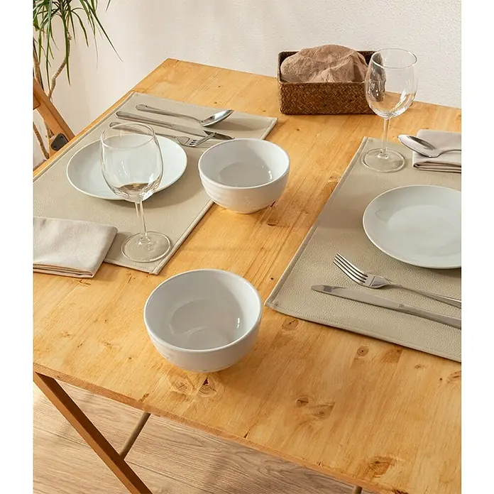 Tisch-Set Monaco - Sand, 45 x 30 cm - Ein einladender Esstisch mit stilvollem Geschirr und Besteck auf hellen Tischsets, perfekt für ein gemütliches Essen zu zweit.