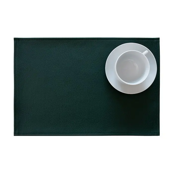 Tisch-Set Monaco - Jungle Green, 45 x 30 cm - Dunkelgrüner Tischset mit einer weißen Tasse darauf, ideal für stilvolle Tischdekoration und Schutz vor Kratzern.
