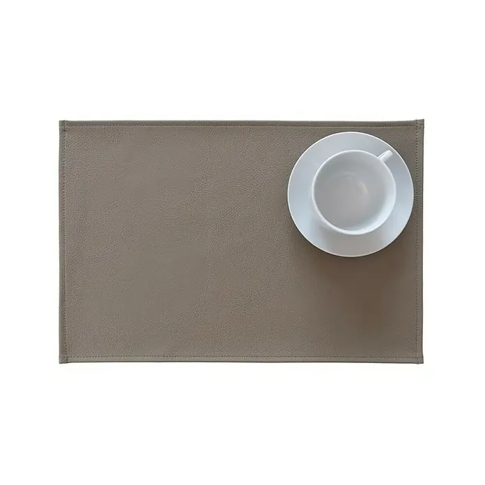 Tisch-Set Monaco - Taupe, 45 x 30 cm - Ein graues Platzset mit einem weißen Teebecher darauf, perfekt für einen stilvollen Tisch. Das Set schützt Oberflächen vor Flecken und Kratzern.
