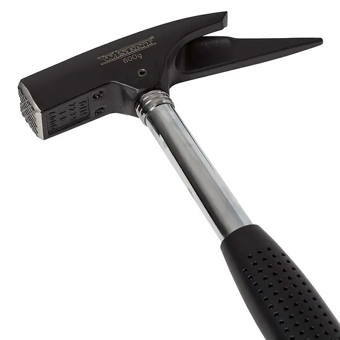 Wisent Zimmermannshammer - 600 g, Stahlrohr, Magnetischer Nagelhalter - Ein schwarzer WISENT 600g Schweißhammer mit geriffelter Schlagfläche und einem Griff mit genoppter Gummierung.