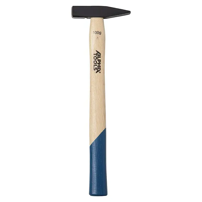 Alpha Tools Schlosserhammer - 100 g, Eschenholz - Abgebildet ist ein 100g Schlosserhammer mit schwarzem Kopf und blau-naturfarbenem Holzstiel, ideal für präzise Arbeiten.