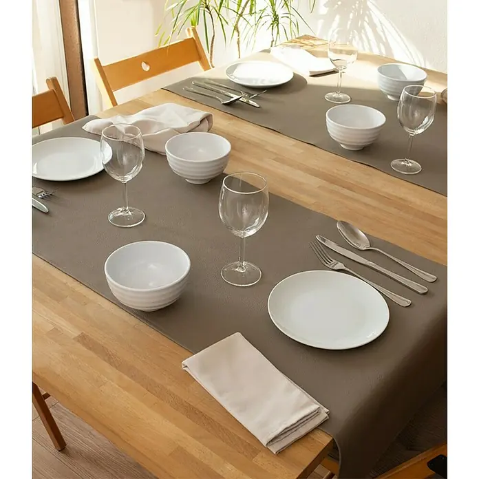Tischläufer Monaco - 140 x 45 cm, Taupe - Ein gedeckter Tisch mit grauen Tischläufern, weißem Geschirr, Gläsern und Servietten für ein elegantes Esserlebnis.