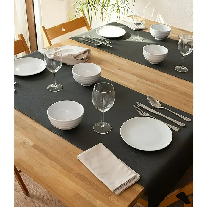 Tischläufer Monaco - 140 x 45 cm, Steel Grey - Elegante Tischdekoration mit grauen Tischläufern, weißem Geschirr und gläsernen Weingläsern für ein stilvolles Ambiente.