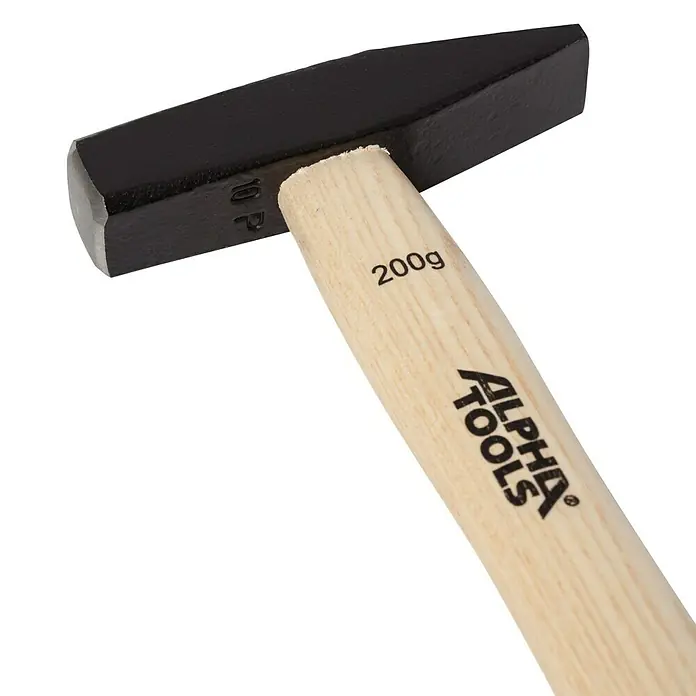 Alpha Tools Schlosserhammer - 200 g, Eschenholz - Ein 200g Alpha Tools Hammer mit einem schwarzen Kopf und einem hellen Holzgriff.