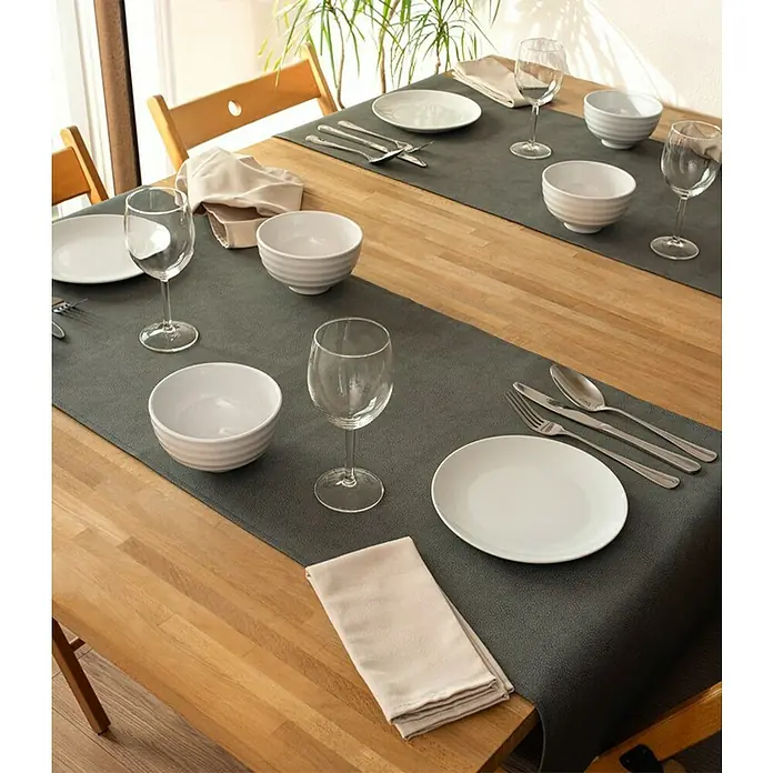 Tischläufer Monaco Raw - Storm Grey, 140 x 45 cm - Tischdekoration mit grauer Tischläufer, weißen Tellern, Schüsseln, Gläsern und Servietten für ein elegantes Esserlebnis.