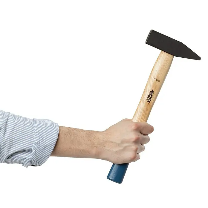 Alpha Tools Martillo de cerrajero - 1.000 g, Acero - Un martillo Alpha Tools de 1000 g con mango de madera y extremo azul sostenido en la mano, aislado en blanco.