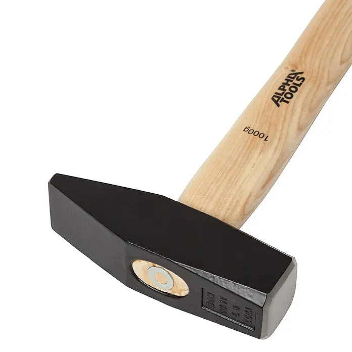 Alpha Tools Martillo de cerrajero - 1.000 g, Acero - Primer plano de un martillo Alpha Tools, con mango de madera y cabeza de metal negro.