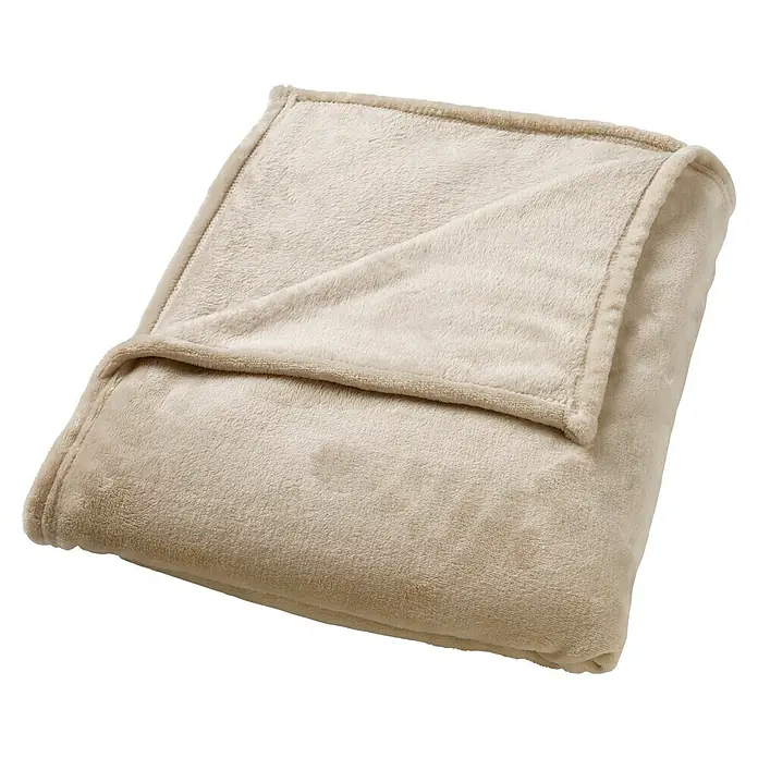 Decke Bruno - Pumice Stone, 200 x 150 cm, 100 % Polyester - Beige, gefaltete Kuscheldecke auf schwarzem Hintergrund, die Wärme und Komfort ausstrahlt.