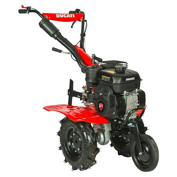 Ducati Azada de gasolina DTL7000 - 4,3 kW, 4 tiempos, Recomendación máxima de superficie: 1.500 m² - Primer plano de un motocultor rojo Ducati, diseñado para trabajos de jardinería, con un motor robusto y manijas ajustables.