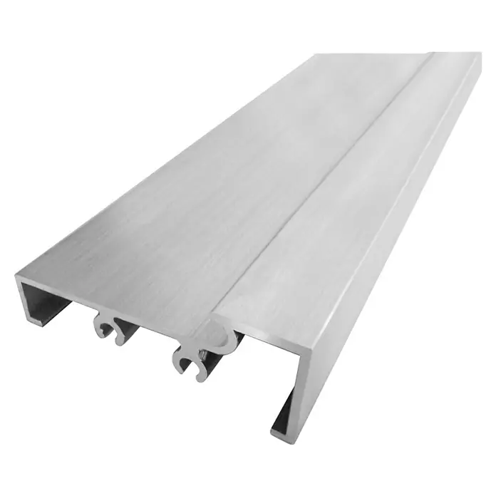 Panto Nebeneingangstür K 511 - 98 x 198 cm, DIN Anschlag: Rechts, Weiß - Profilansicht eines silberfarbenen Aluminiumprofils mit komplexer Formgebung, ideal für Konstruktion und Design.