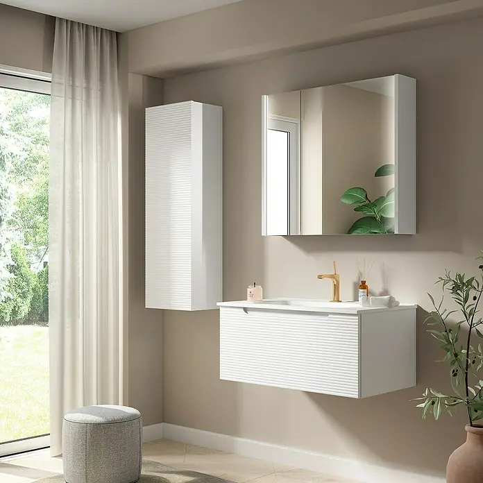 Mueble bajo de lavabo Urban Mini - An x Pr x Al: 80 x 45 x 35 cm, Blanco - Elegante baño con un moderno mueble de lavabo blanco, complementado con un armario espejo a juego y un armario alto.