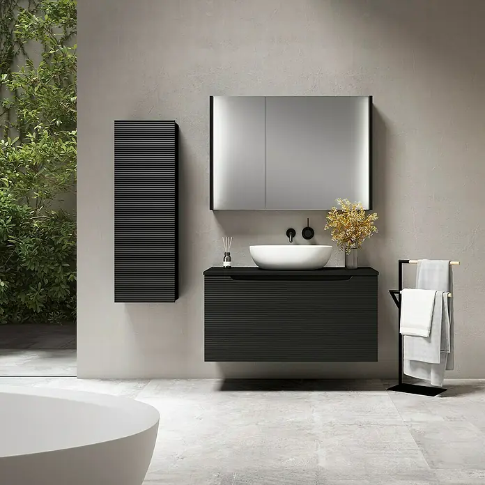 Armario colgante de baño Urban - 35 x 25 x 110 cm, Negro - Un baño moderno con mueble de lavabo negro, espejo armario y toallero.