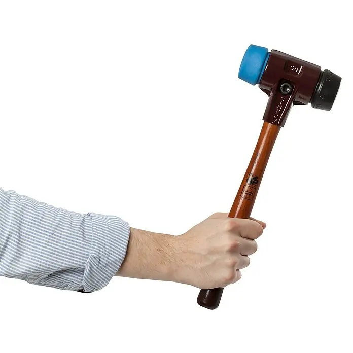Halder Simplex Schonhammer - Holz, Durchmesser Kopf: 50 mm, Gewicht Kopf: 1.150 g - Hand hält einen braunen Schonhammer mit blauem und schwarzem Kopf. Ideal für feine Arbeiten.