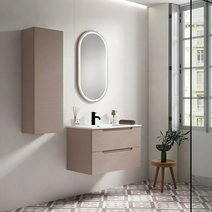 Armario colgante de baño Urban - 35 x 25 x 110 cm, Rosa arena - Elegante conjunto de baño con mueble de lavabo marrón y armario con espejo a juego para un aspecto moderno.