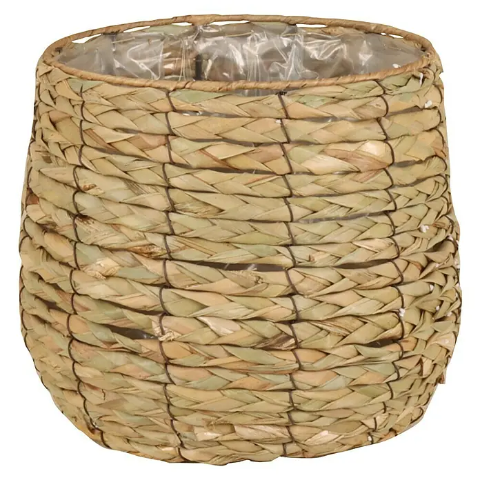 A.H.G. Pflanzkorb - Außenmaß (Ø x H): 32 x 31 cm, Naturmaterialien, Natur - Nahaufnahme eines runden, aus Gras geflochtenen Pflanzgefäßes mit Plastikeinsatz. Ideal für Zimmerpflanzen und als Deko-Element.