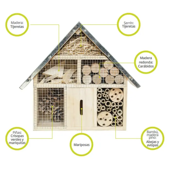 Hotel para insectos Easy-Bug - 20 x 8,5 x 25 cm, Madera, Natural - Un hotel de insectos de madera con diversos materiales de relleno, como piñas y palos de bambú, diseñado para atraer a diferentes tipos de insectos.