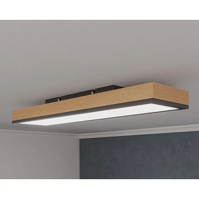 Globo Doro LED-Panel Holzoptik - 24 W, 80 x 20 cm, Holzoptik/Graphit, Mehrfarbig - Nahaufnahme einer modernen LED-Deckenleuchte mit Holzrahmen, die ein warmes, einladendes Licht spendet.