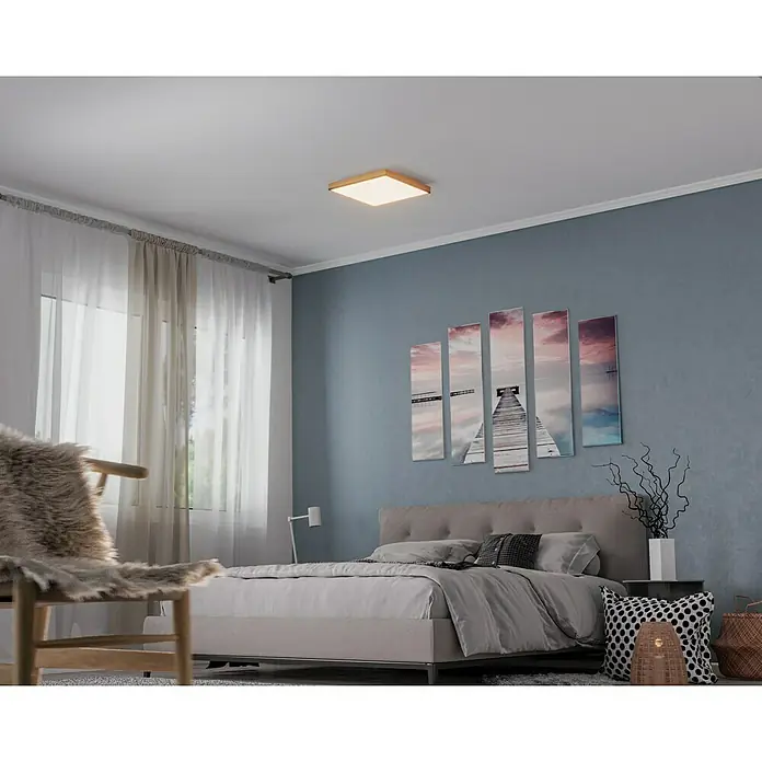 Globo Doro LED-Panel Holzoptik - 24 W, 45 x 45 cm, Holzoptik/Graphit, Warmweiß - Eine moderne quadratische Deckenleuchte mit Holzrahmen in einem Schlafzimmer, die ein warmes, einladendes Licht spendet.