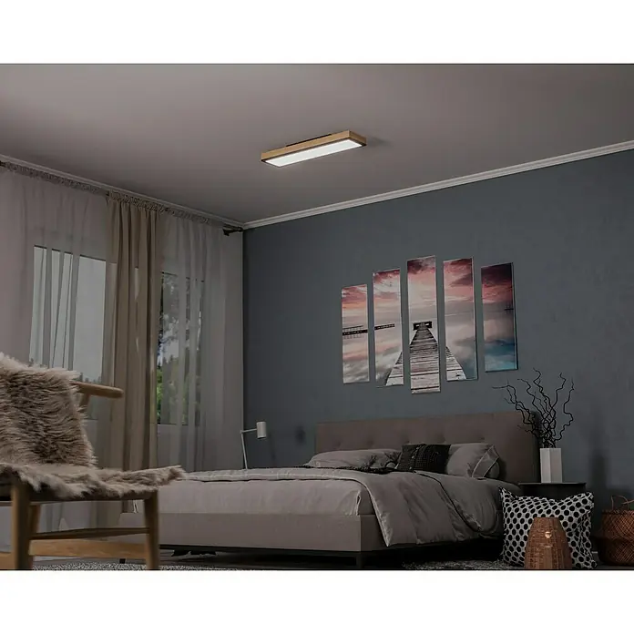 Globo Doro LED-Panel Holzoptik - 24 W, 80 x 20 cm, Holzoptik/Graphit, Mehrfarbig - Ein Schlafzimmer mit einer rechteckigen Deckenleuchte, einem Bett, einem Stuhl und einer Wanddekoration mit einem Stegmotiv.