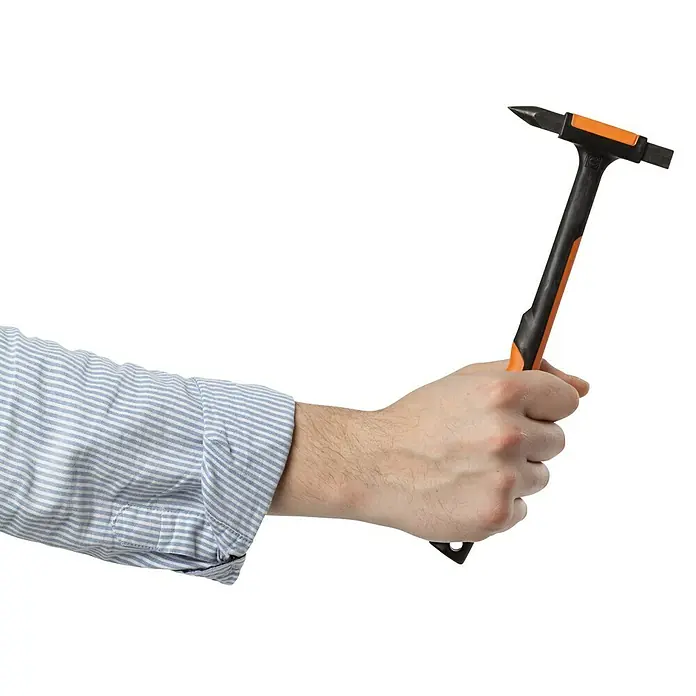 Picard Fliesenhammer - Kunststoff, 2K-Griff - Nahaufnahme einer Hand, die einen Latthammer mit schwarzem Griff und orangefarbenen Akzenten hält. Werkzeug für Bau und Handwerk.