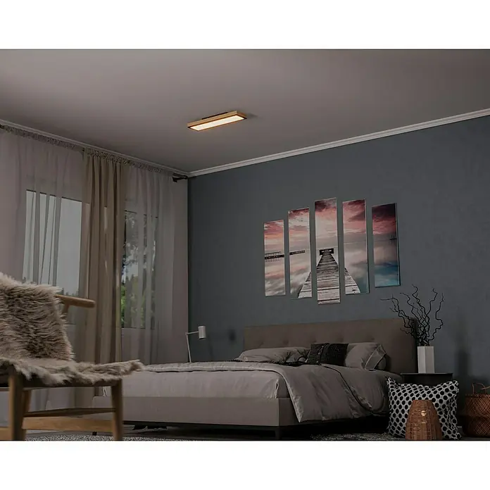 Globo Doro LED-Panel Holzoptik - 18 W, 60 x 15 cm, Holzoptik/Graphit, Warmweiß - Ein Schlafzimmer mit einer modernen LED-Deckenleuchte, die ein warmes Licht ausstrahlt und eine gemütliche Atmosphäre schafft.