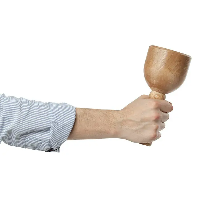 Heka Bildhauerklüpfel - Rund, Durchmesser Kopf: 100 mm - Hand hält eine hölzerne Trinkschale. Ideal für mittelalterliche Feste oder als rustikale Dekoration. Handgefertigt und einzigartig.