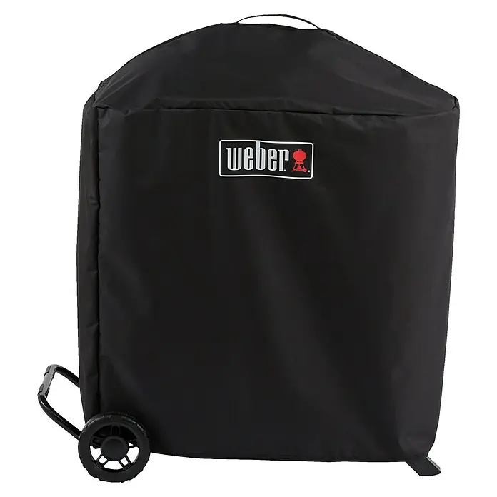Weber Grill-Schutzhülle - Passend für: Weber Gasgrill Traveler Compact, Kunststoff - Eine schwarze Weber Grillabdeckung mit dem Weber Logo auf der Vorderseite und einem Rad, das leicht zu erkennen ist.