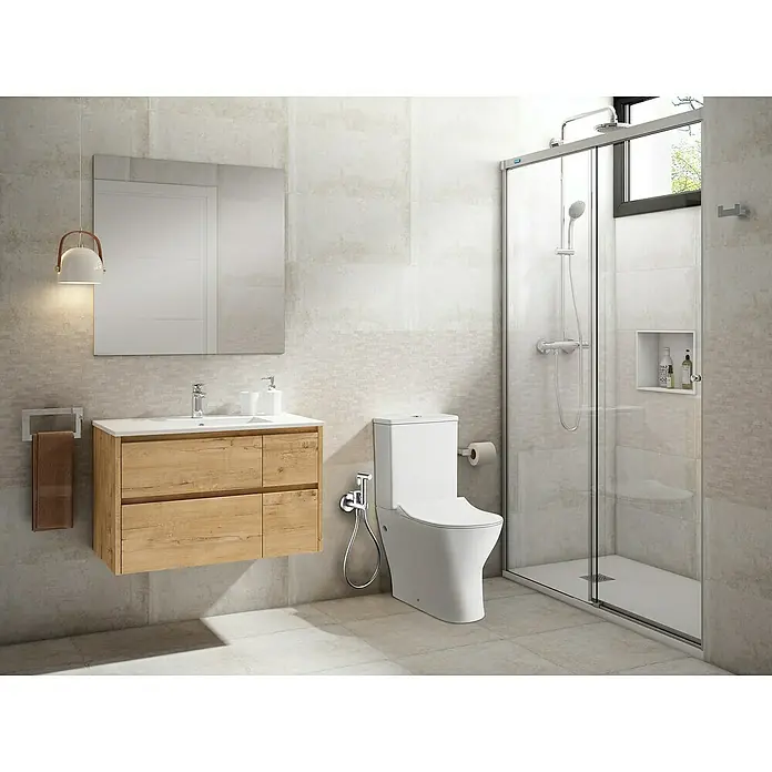 Camargue Natur Ducha higiénica inodoro - Cromo - Un baño moderno con un tocador de madera flotante, un inodoro blanco y una cabina de ducha de cristal. El lavabo tiene un espejo.