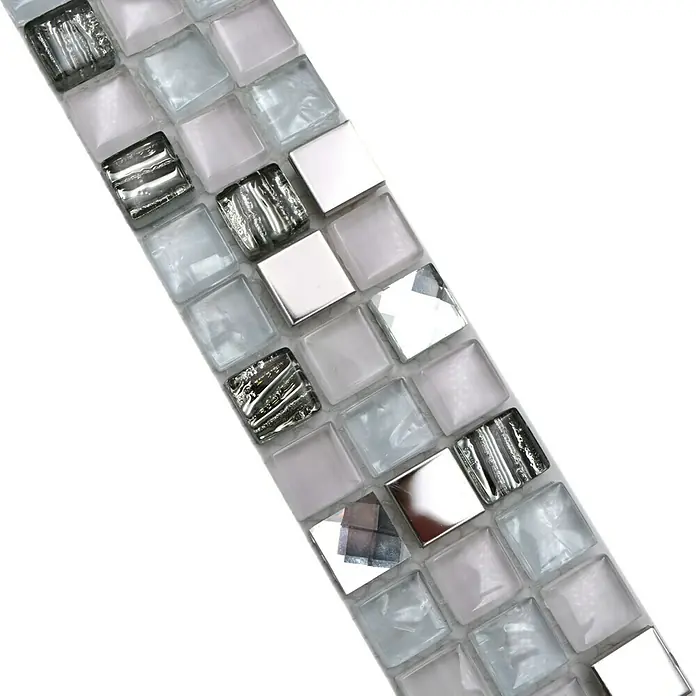 Fliesenbordüre YBO M770 - 30 x 4,8 cm, Weiß/Silber, Glänzend - Nahaufnahme eines Mosaikfliesen-Streifens in Weiß, Grau und Silber mit verschiedenen Texturen, ideal für dekorative Akzente.