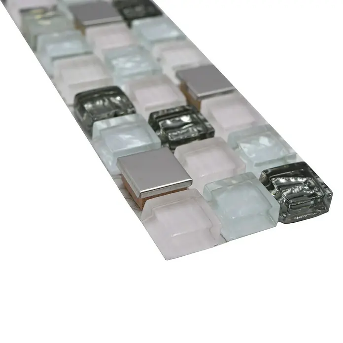 Fliesenbordüre YBO M770 - 30 x 4,8 cm, Weiß/Silber, Glänzend - Nahaufnahme einer Reihe von schimmernden Mosaikfliesen in Grau-, Silber- und Weißtönen, die ein modernes und stilvolles Designelement darstellen.