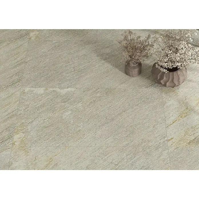 Feinsteinzeugfliese Piazza Sabbia - 59,7 x 59,7 cm, Beige/Grau, Matt - Beige Bodenfliesen mit zwei Vasen, die mit künstlichen Blumen geschmückt sind. Der Boden hat eine strukturierte, natürliche Oberfläche.