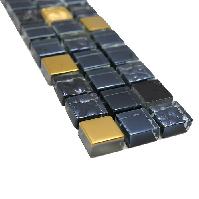 Fliesenbordüre YBO M650 - 30 x 4,8 cm, Schwarz/Gold, Glänzend - Nahaufnahme einer Blatt-Mosaikfliese mit quadratischen grauen und goldenen Fliesen, die ein elegantes Muster für dekorative Zwecke bilden.