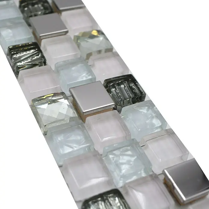 Fliesenbordüre YBO M770 - 30 x 4,8 cm, Weiß/Silber, Glänzend - Nahaufnahme eines Musters aus quadratischen Glasmosaikfliesen in Weiß, Silber und Schwarz, die eine elegante und moderne Ästhetik zeigen.