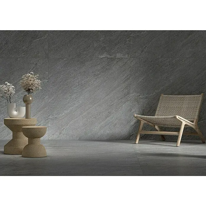 Feinsteinzeugfliese Piazza Grey - 59,7 x 59,7 cm, Grau, Matt - Elegantes Interieur mit grauem Steinboden, Stuhl und Dekoration. Moderner Raum mit stilvollem Design für eine entspannte Atmosphäre.