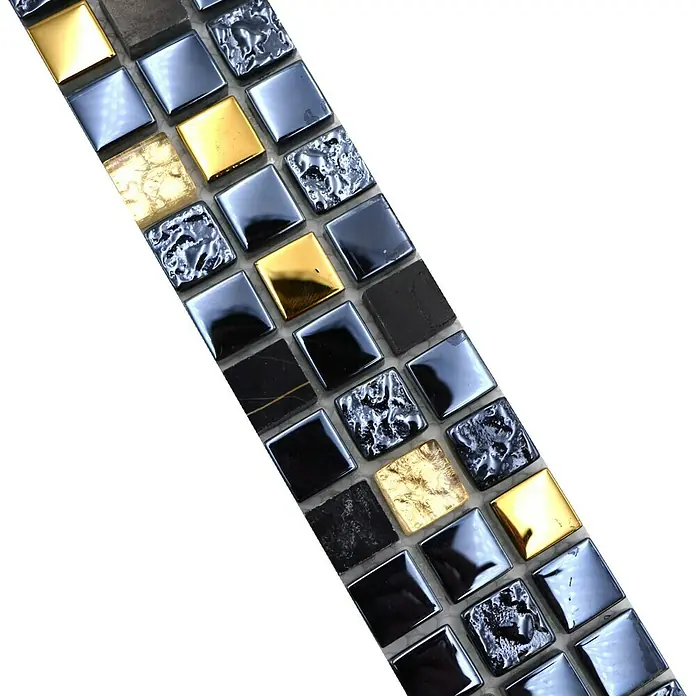 Fliesenbordüre YBO M650 - 30 x 4,8 cm, Schwarz/Gold, Glänzend - Nahaufnahme von quadratischen Mosaikfliesen in Gold, Schwarz und Grau, die eine elegante und moderne Oberfläche für Innenräume bieten.