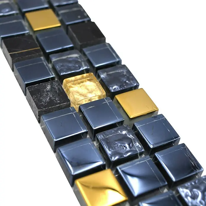 Fliesenbordüre YBO M650 - 30 x 4,8 cm, Schwarz/Gold, Glänzend - Nahaufnahme eines Musters aus kleinen quadratischen Mosaikfliesen in Schwarz, Gold und Grau, ideal für moderne Wand- oder Bodendesigns.